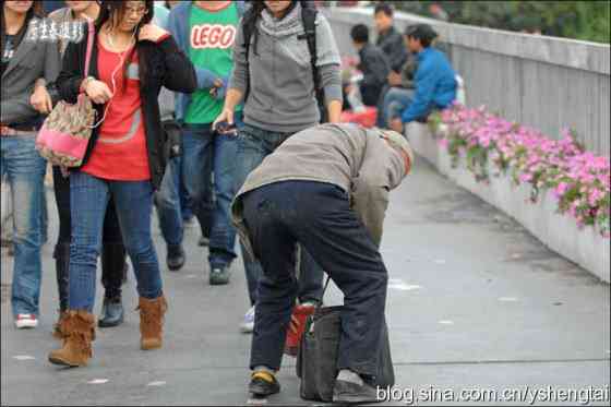 O mendigo malandro que volta pra casa em carro de luxo que vale 230.000 reais china-fake-crippled-beggar-05