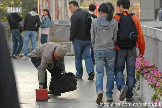 O mendigo malandro que volta pra casa em carro de luxo que vale 230.000 reais china-fake-crippled-beggar-13