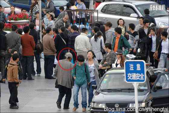O mendigo malandro que volta pra casa em carro de luxo que vale 230.000 reais china-fake-crippled-beggar-18