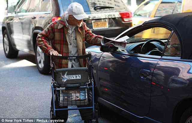 O mendigo malandro que volta pra casa em carro de luxo que vale 230.000 reais mendigo_milionario_Irwin_Corey_01