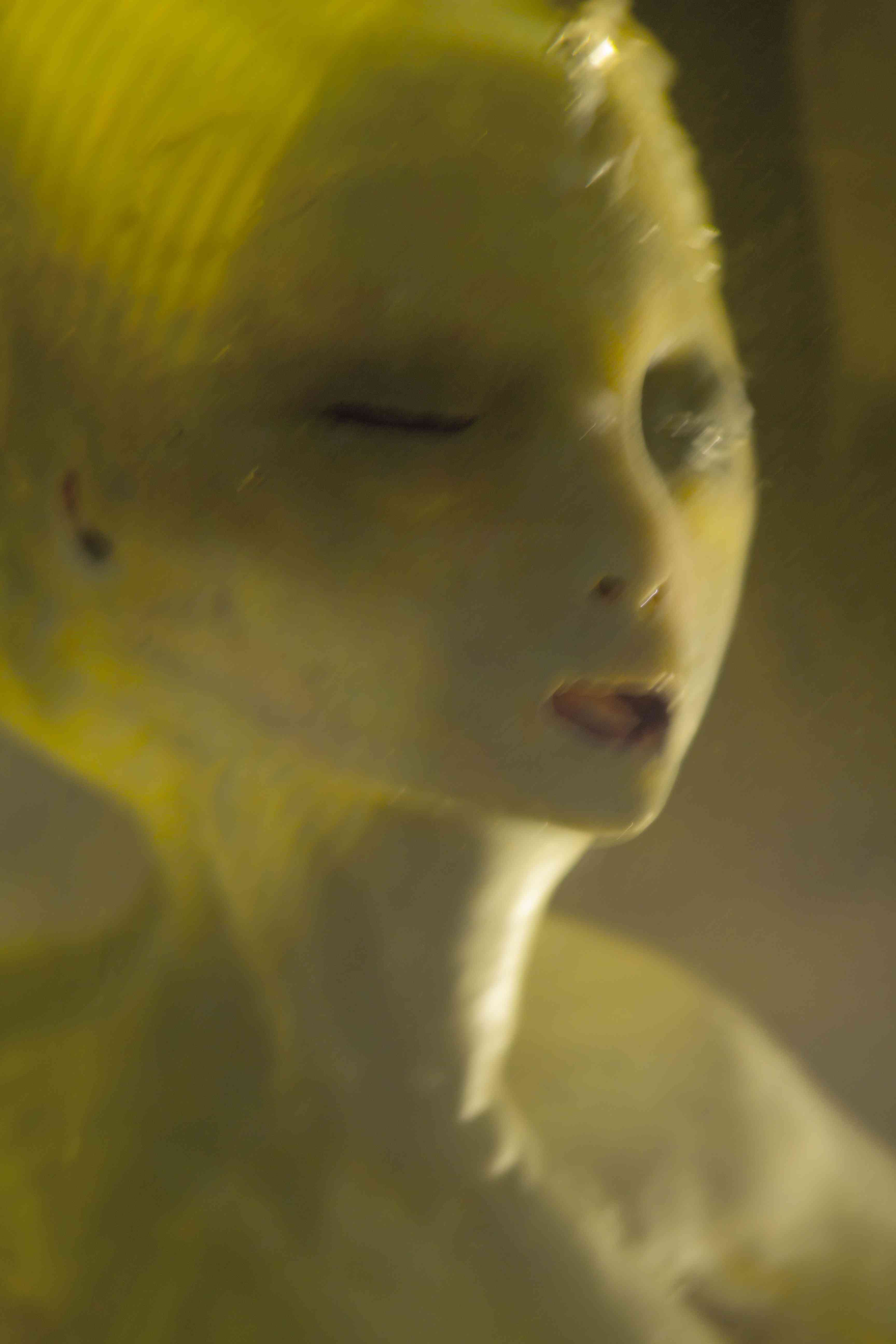 Feto alien no tubo alienfaceclose