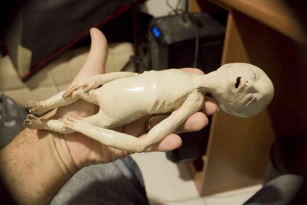 Feto alien no tubo alienmorto
