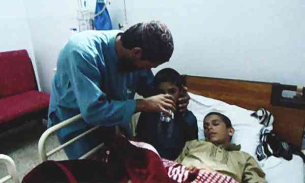 Mistério: Irmãos paquistaneses vivem normalmente durante o dia mas paralisam à noite solar-kids-pakistan2-600x360