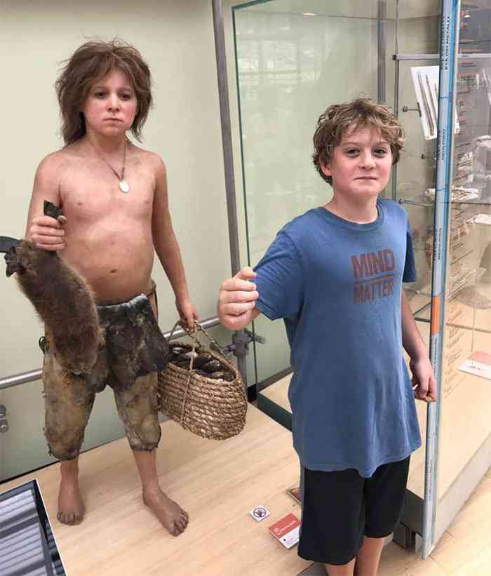Aí você chega no museu e... 10 vezes que pessoas acidentalmente encontraram seus doppelgangers em um museu img 11 | Bizarro | bizarro, museu, sósia