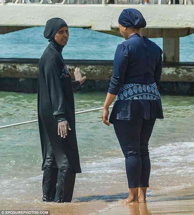 Foto Gump do dia: Uma mulher iraniana na praia em 1960 Mulheres usando burkini em praia contemporânea