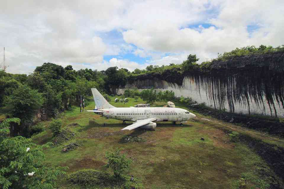 O mistério do avião "aparecido" 0 1f9c65 30e2a505 orig | Curiosidades | avião misterio, bali, bizarro, Indonésia