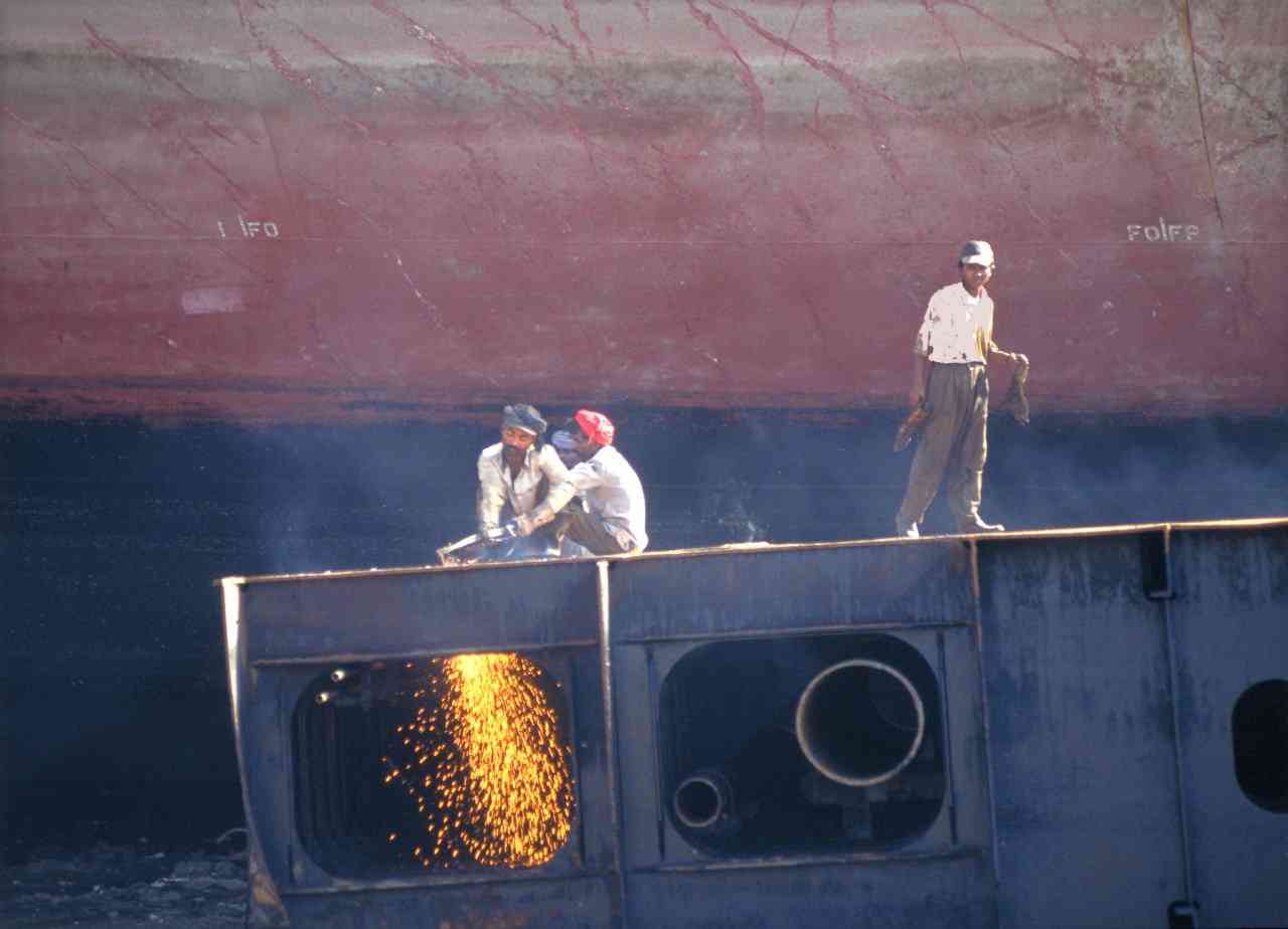 Alang beach scrap yard India (1997) Alang beach scrap yard India (1997)