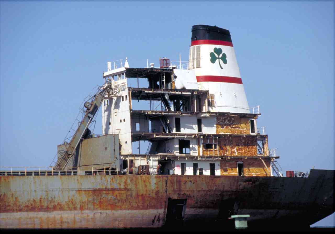 Freighter at Alang beach scrap yard (Índia) Freighter at Alang beach scrap yard (Índia)