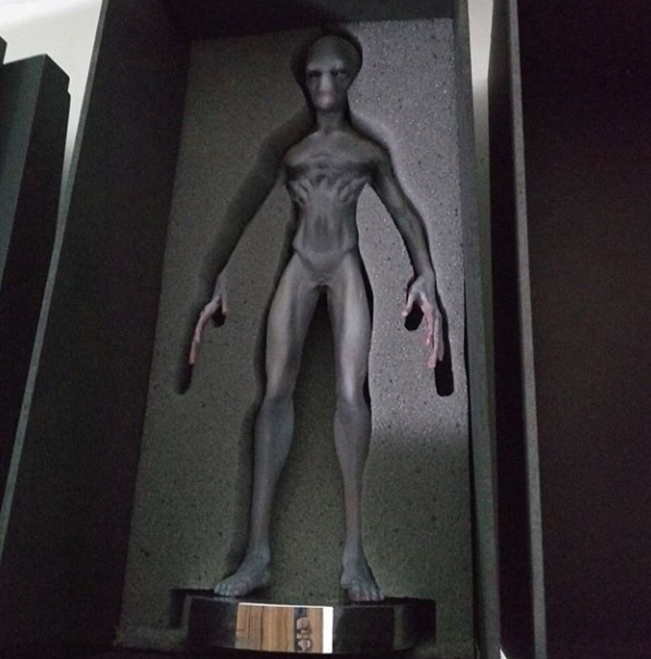 The Visitor - A primeira peça oficial do novo estudio visit | Arte | alien, esculturas, grey, ufo
