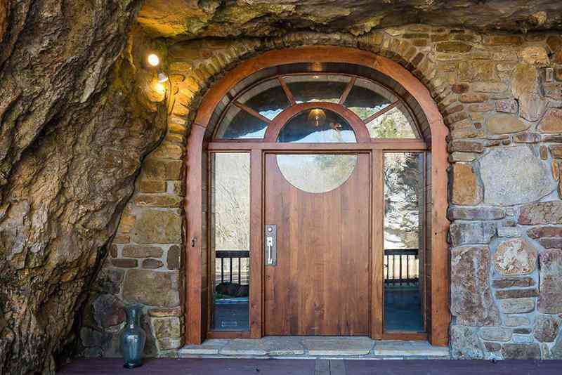 Casa-caverna à venda. Alguém avise ao Bruce Wayne. 10b097726489b3b066879cd8c613ad5b | Arquitetura | abrigo, aqruitetura, casa, casas, caverna, cavernas, nuclear, venda