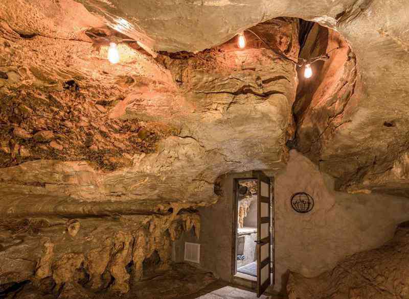 Casa-caverna à venda. Alguém avise ao Bruce Wayne. 2227d95d0d4b7a0de5adddf8e40e15e8 | Arquitetura | abrigo, aqruitetura, casa, casas, caverna, cavernas, nuclear, venda