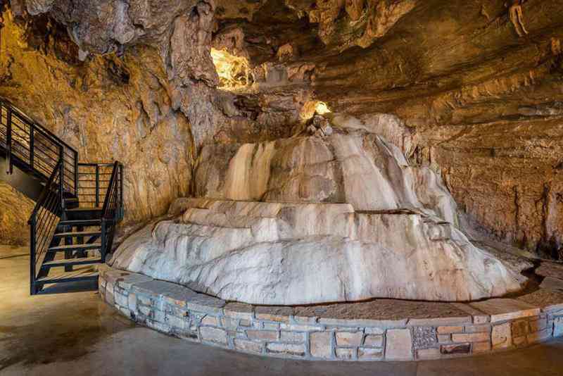 Casa-caverna à venda. Alguém avise ao Bruce Wayne. 25ef3ab90eb55573ad7e88eeba0825f0 | Arquitetura | abrigo, aqruitetura, casa, casas, caverna, cavernas, nuclear, venda