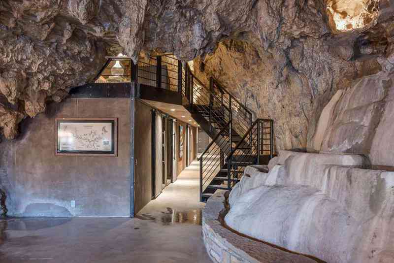 Casa-caverna à venda. Alguém avise ao Bruce Wayne. 3a15f73fb2ae2637d91163af10e1d786 | Arquitetura | abrigo, aqruitetura, casa, casas, caverna, cavernas, nuclear, venda