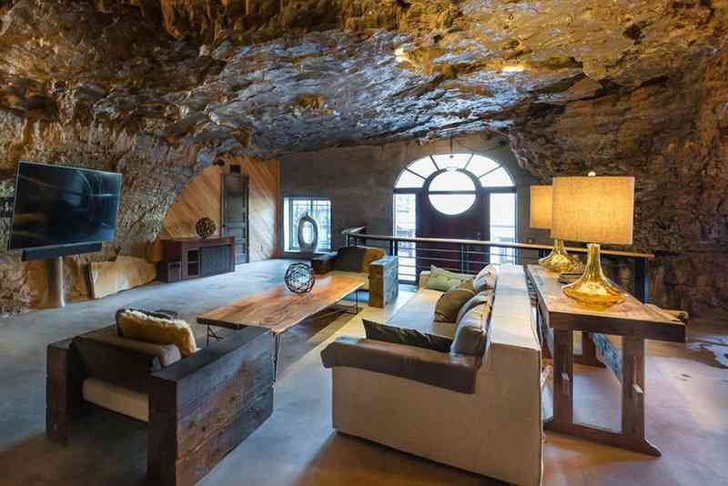 Casa-caverna à venda. Alguém avise ao Bruce Wayne. 5999eec6ec1d87b79fbcb043f7fdd6fb | Arquitetura | abrigo, aqruitetura, casa, casas, caverna, cavernas, nuclear, venda