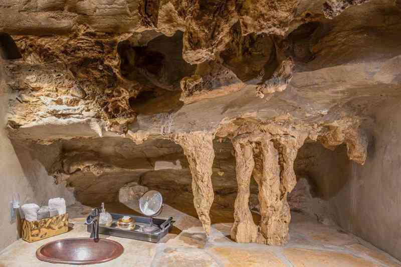 Casa-caverna à venda. Alguém avise ao Bruce Wayne. 5b8931e142f8c33551f39988a6119764 | Arquitetura | abrigo, aqruitetura, casa, casas, caverna, cavernas, nuclear, venda