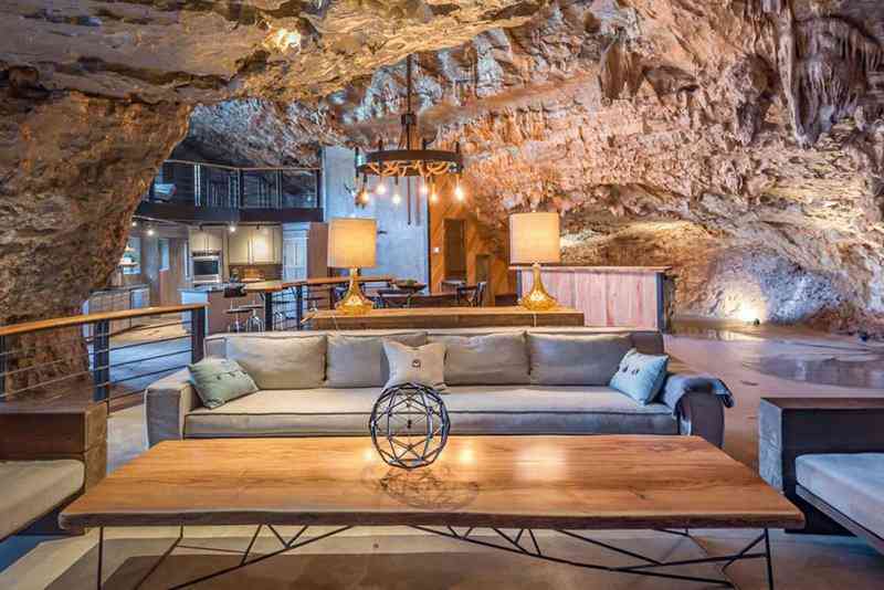 Casa-caverna à venda. Alguém avise ao Bruce Wayne. 5f368b0a7a96efcd9f8899212aa95d3d | Arquitetura | abrigo, aqruitetura, casa, casas, caverna, cavernas, nuclear, venda