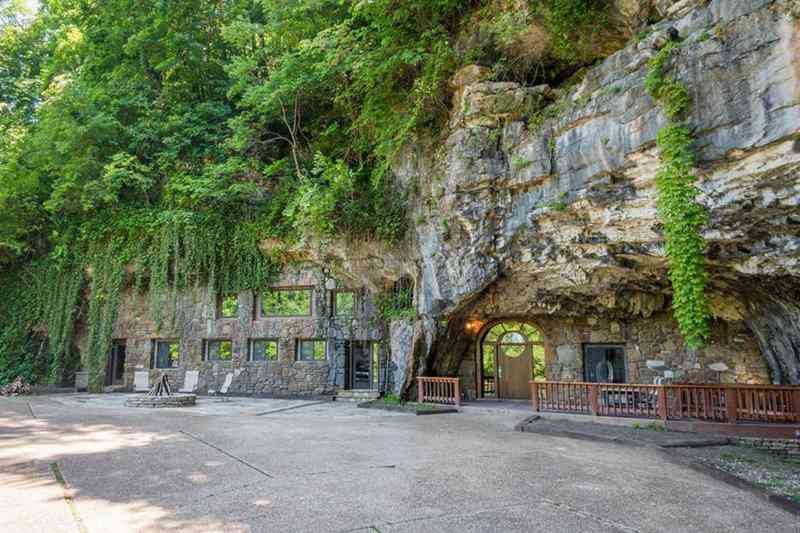 Casa-caverna à venda. Alguém avise ao Bruce Wayne. c8c4078931f54e90212f8a58deeb88a1 | Arquitetura | abrigo, aqruitetura, casa, casas, caverna, cavernas, nuclear, venda