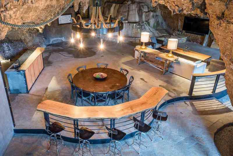Casa-caverna à venda. Alguém avise ao Bruce Wayne. cf44fc8d84065e3f70c18011a11593ba | Arquitetura | abrigo, aqruitetura, casa, casas, caverna, cavernas, nuclear, venda
