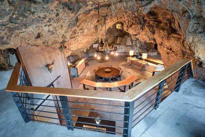 Casa-caverna à venda. Alguém avise ao Bruce Wayne. facefe36e6f4bd1946d010020f470b2f | Arquitetura | abrigo, aqruitetura, casa, casas, caverna, cavernas, nuclear, venda
