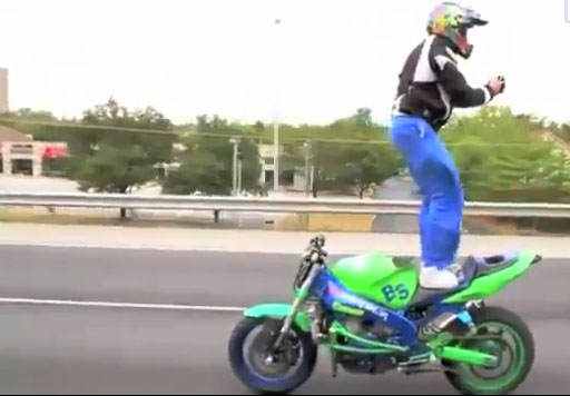 Sujeito pirado manda mensagens de celular enquanto pilota 220400pirado | Incrível | bizarrice, bizarro, doido, incrível, loucura, maluco, moto