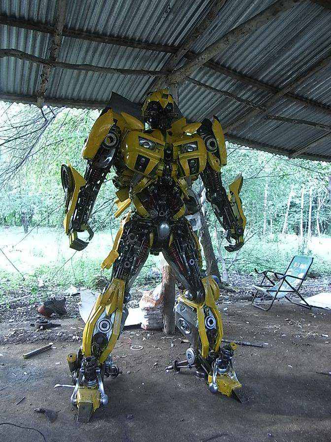 Top 10 doideiras que só fãs malucos são capazes de fazer 322782yumimodal real size transformer bumble bee statue | Incrível | bizarrice, bizarro, cinema, fã, filmes, maluco, replicas