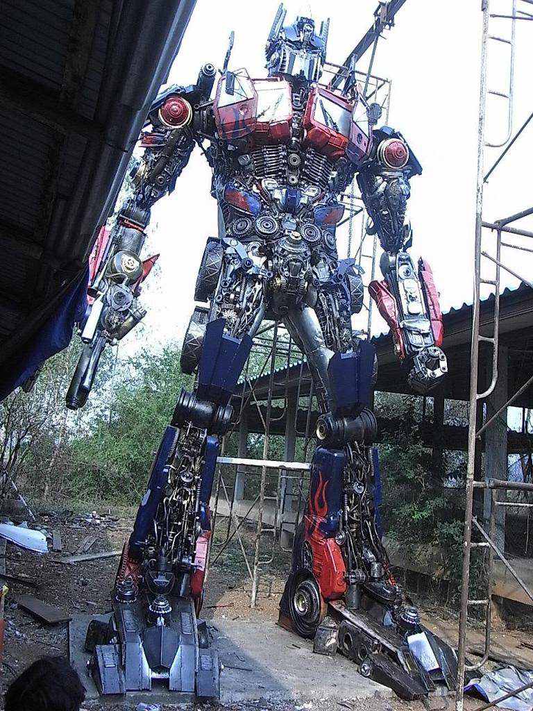 Top 10 doideiras que só fãs malucos são capazes de fazer 322782yumimodal real size transformer optimus prime statue | Incrível | bizarrice, bizarro, cinema, fã, filmes, maluco, replicas