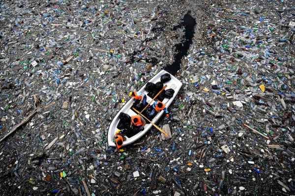 Japonês inventa maquina que pega o lixo plástico e faz virar gasolina. Será? 4478garbage in ocean | Ciência | bizarro, curioso, incrível, invento, japão, platsico, poluição, sinistro, Tecnologia, video, videos