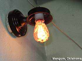 A lâmpada que está acesa a 77 anos 883460OKMANlightbulb prov | Incrível | bizarrice, bizarro, curioso, lâmpada, luz