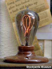A lâmpada que está acesa a 77 anos 883460TXFTWlightbulb stockyardsmu | Incrível | bizarrice, bizarro, curioso, lâmpada, luz